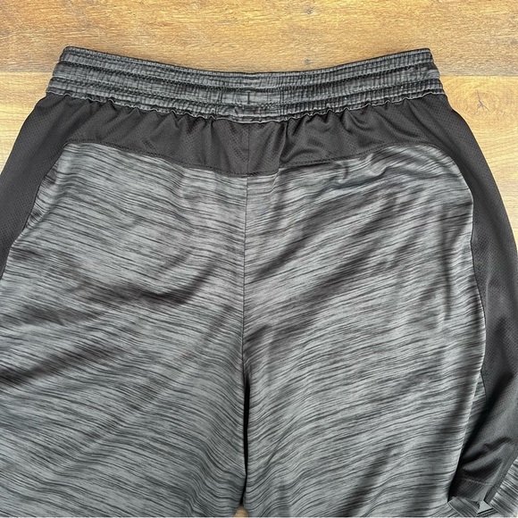 Under Armour Men's Black Athletic Shorts - Picture 7 of 8